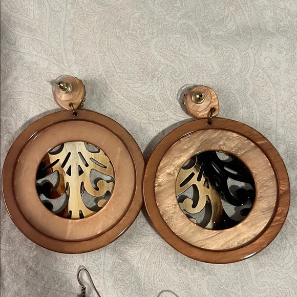 Elegant Gold and Black Chandelier Earrings - Picture 4 of 4